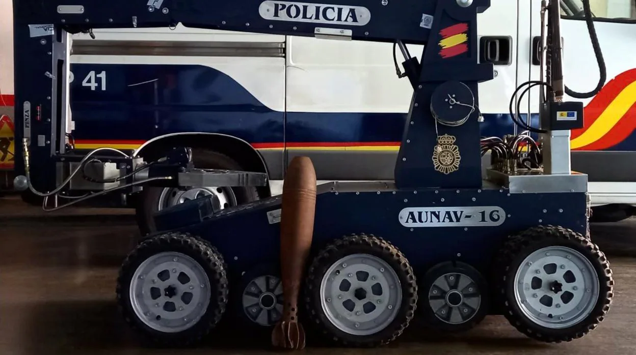 Un robot de los artificieros de la Policía Nacional junto a la granada encontrada con carga explosiva