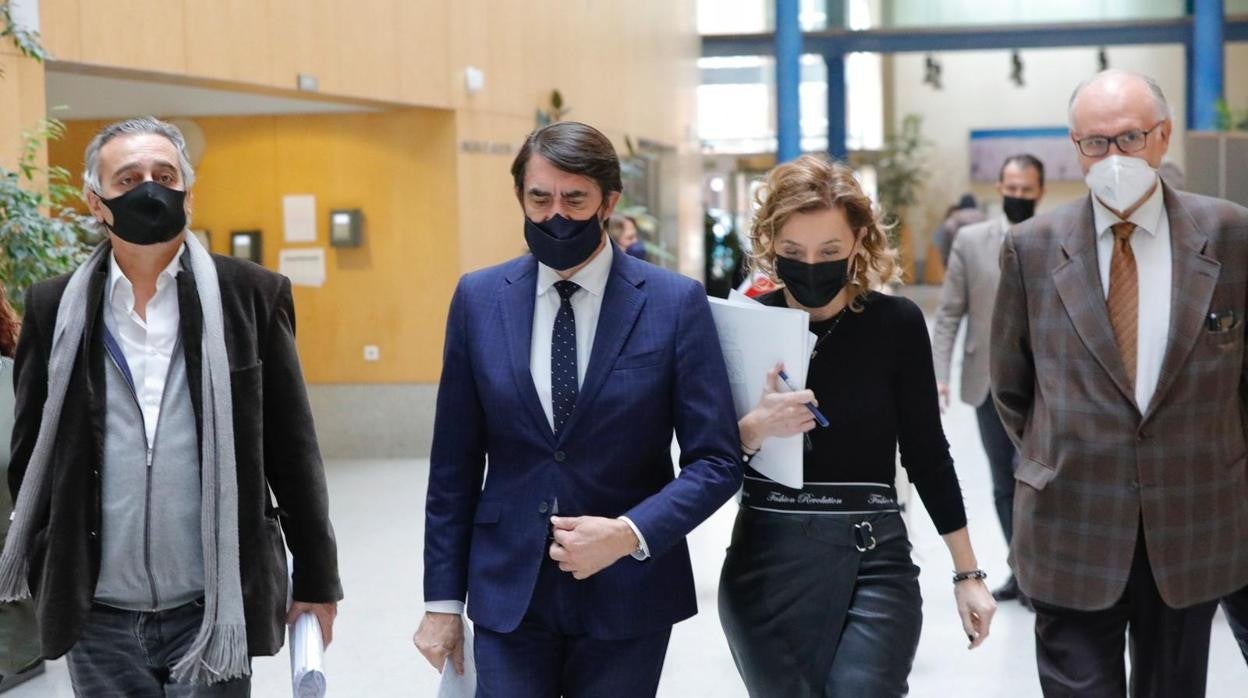 Juan Carlos Suárez-Quiñones y María Pardo, junto a reprsentantes de los sindicatos y patronal de la Mesa de Vivienda