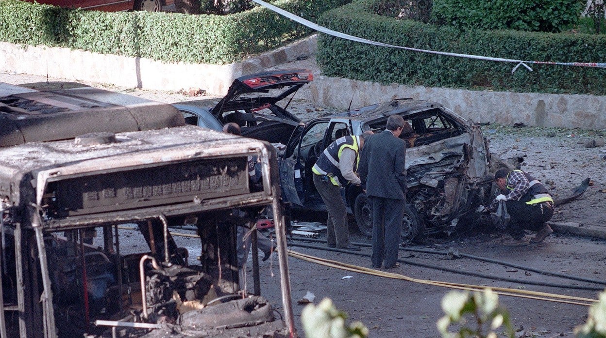 Agentes en el lugar donde ETA asesinó al magistrado José Francisco Querol