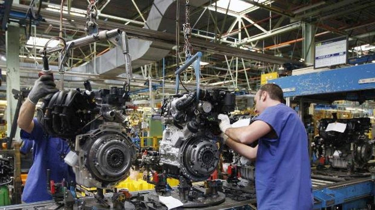 Trabajadores en la planta de Ford Almussafes