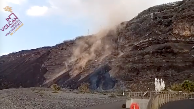 La lava cae a la playa de Los Guirres con una gran columna de polvo