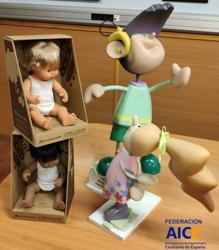 El muñeco fallero de AICE, también con implante, junto a la muñeca