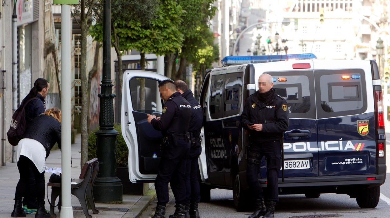 Agentes de la Policía realizando un control en las calles de Vigo