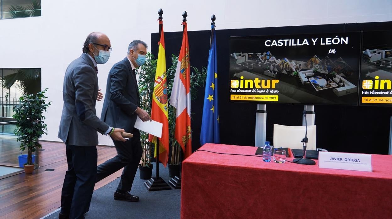 El consejero Javier Ortega y el director de la Feria de Valladolid, Alberto Alonso, durante la presentación del certamen