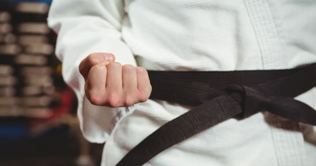 Un joven ataviado para practicar judo