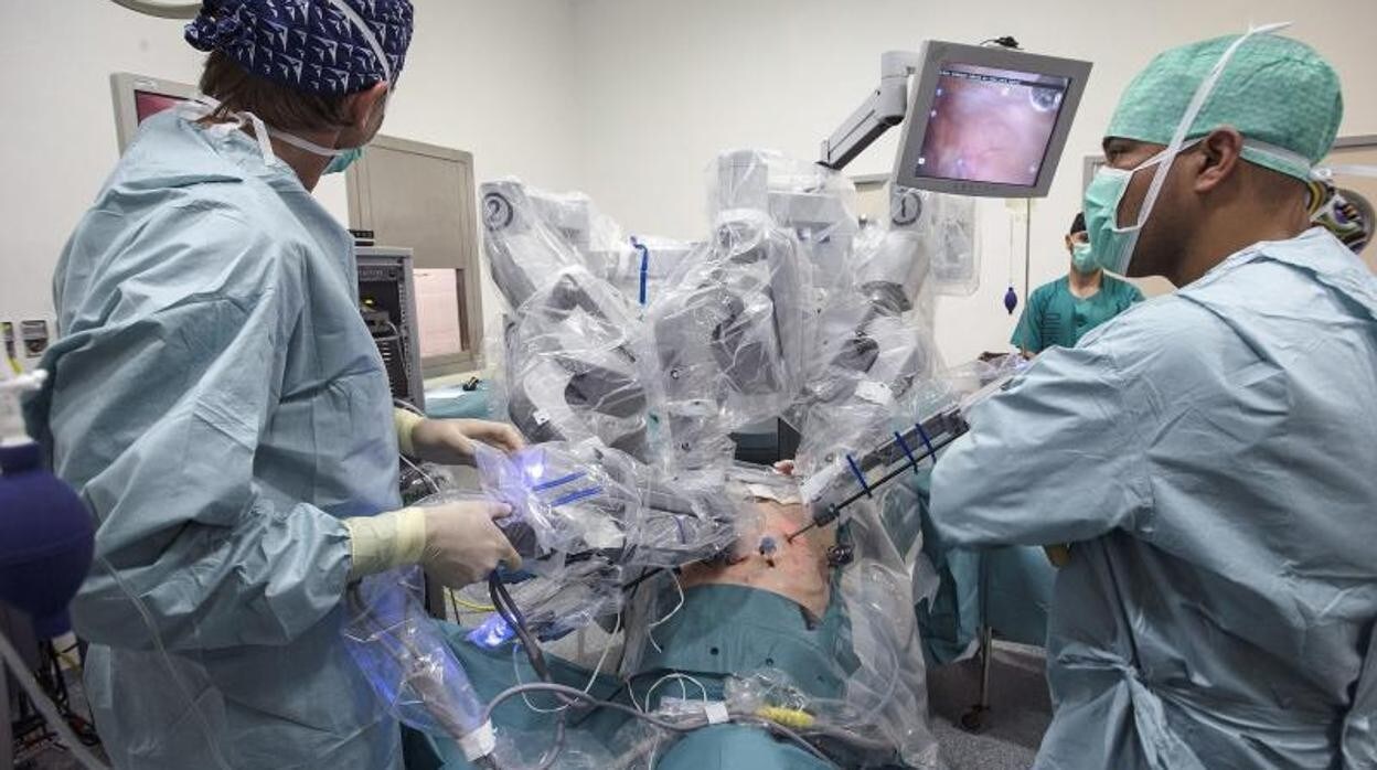 Operación asistida por cirugía robótica en un hospital público andaluz