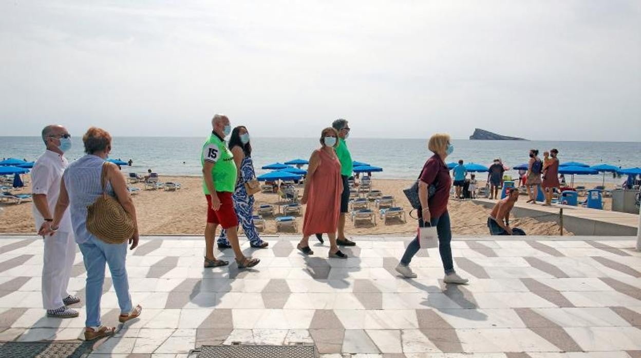 Turistas mayores paseando por Benidorm