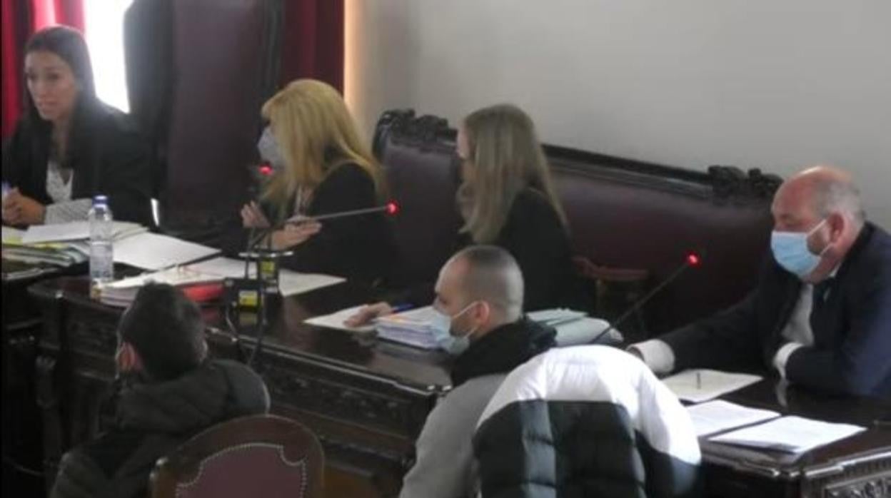 Iván y Jesús, durante la intervención de la fiscal (a la izquierda) en la primera sesión