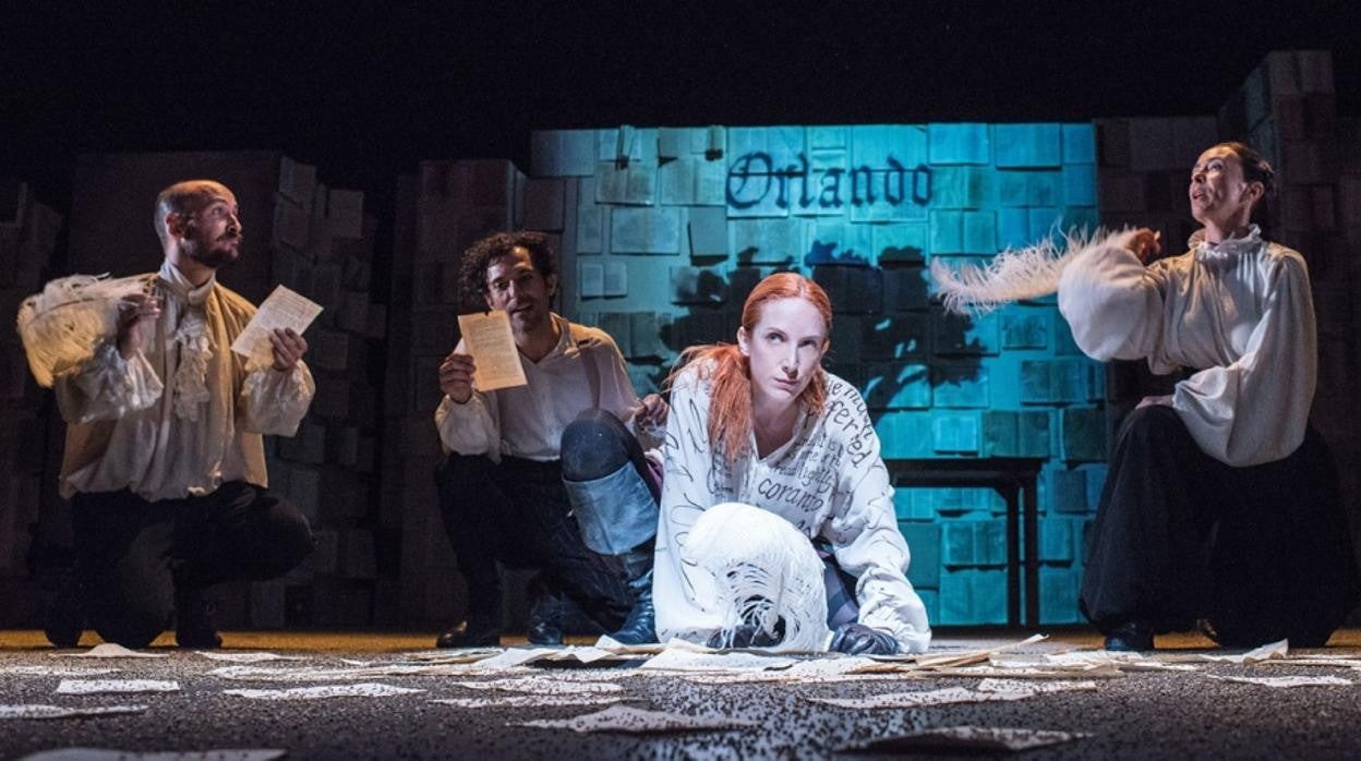 Algunos de los actores de la obra de teatro «Orlando» que llega a la localidad de Azuqueca