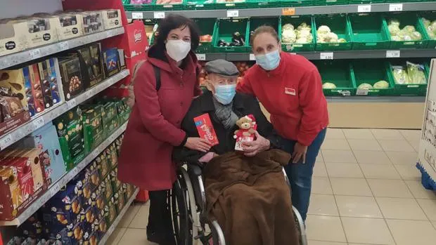 Un supermercado segoviano homenajea a un cliente centenario por su cumpleaños