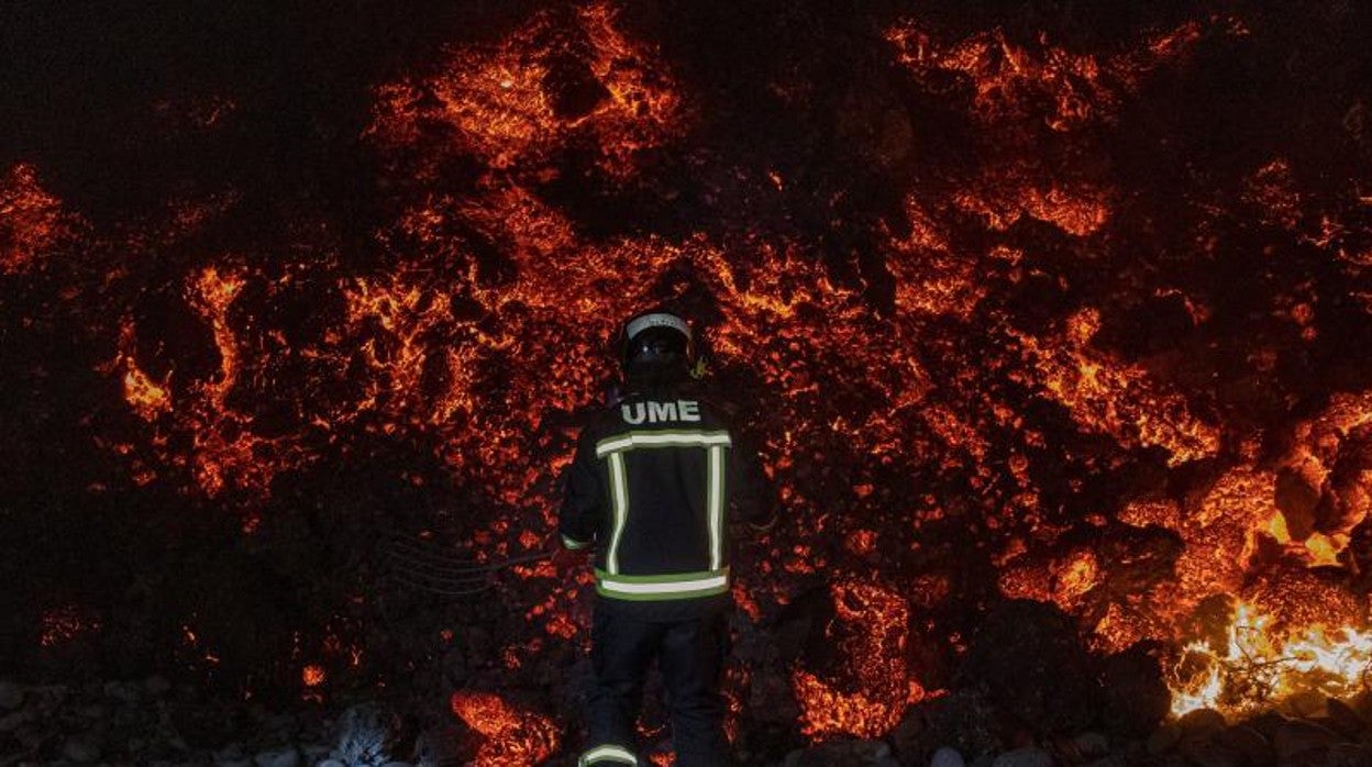 Personal de la UME frente a una colada activa del volcán de La Palma