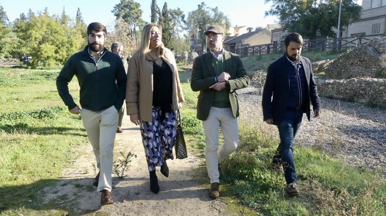 El eurodiputado de Vox, Jaime Buxadé, junto a la concejal en el Ayuntamiento de Toledo, María de los Ángeles Ramos, y el diputado nacional, Manuel Mariscal, visitan Vega Baja