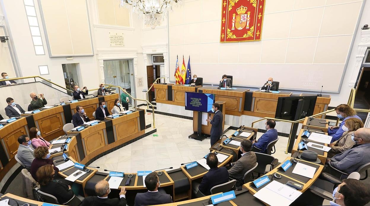 Imagen tomada durante la presentación de la tecnología Smart River Basins en el Salón de Plenos del Palacio Provincial de Alicante