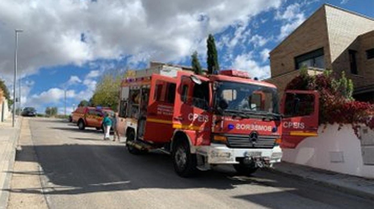 Bomberos del Consorcio Provincial junto a la vivienda afectada