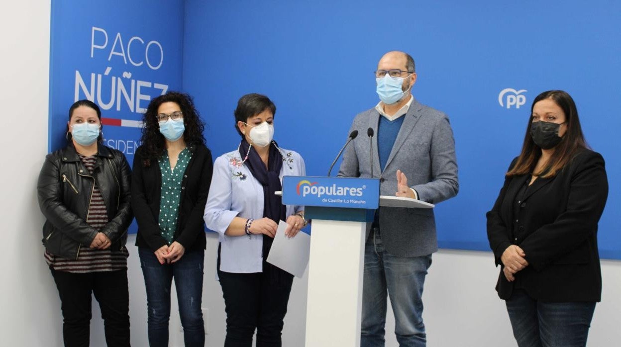 Eva María Aguilar y José Manuel Velasco (en el centro) durante la rueda de prensa