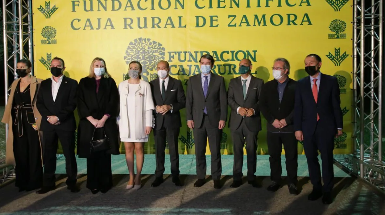 Alfonso Fernández Mañueco junto a otras autoridades en el acto de entrega de los premios de Caja Rural de Zamora