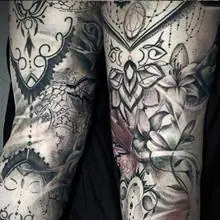 Imagen de dos brazos tatuados