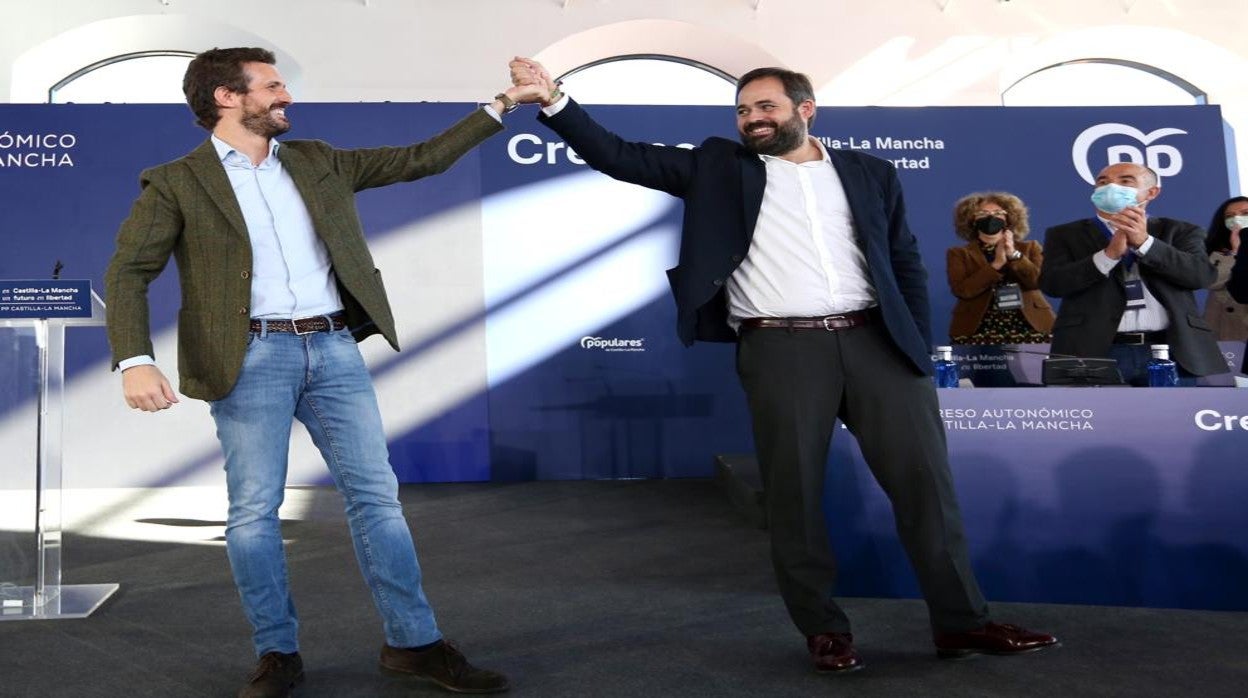 Casado levanta la mano de Núñez en señal de victoria en la clausura del Congreso del PP regional