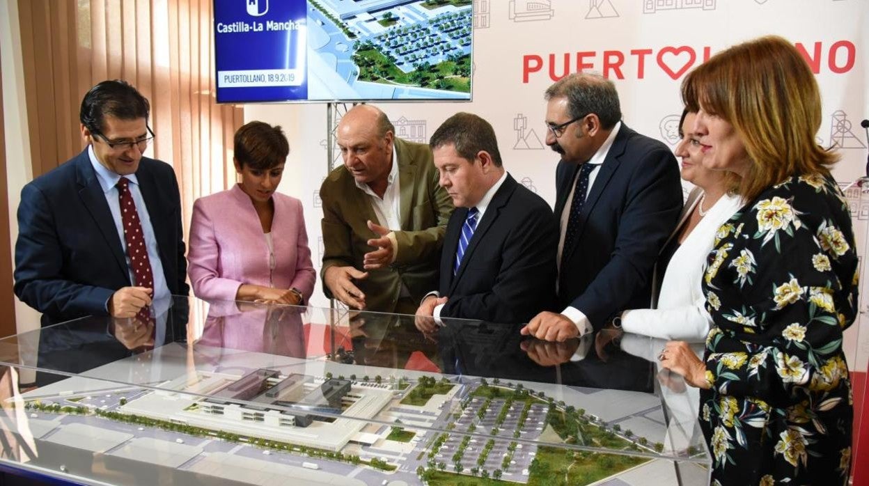 Las autoridades políticas, ante la maqueta del nuevo hospital