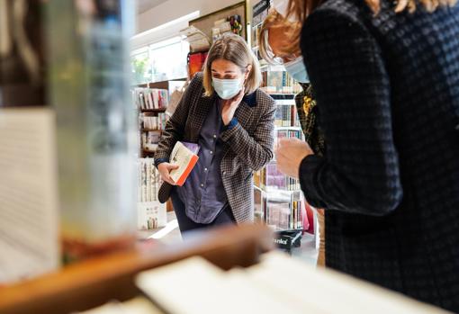 La consejera Marta Rivera de la Cruz, en la librería Taiga