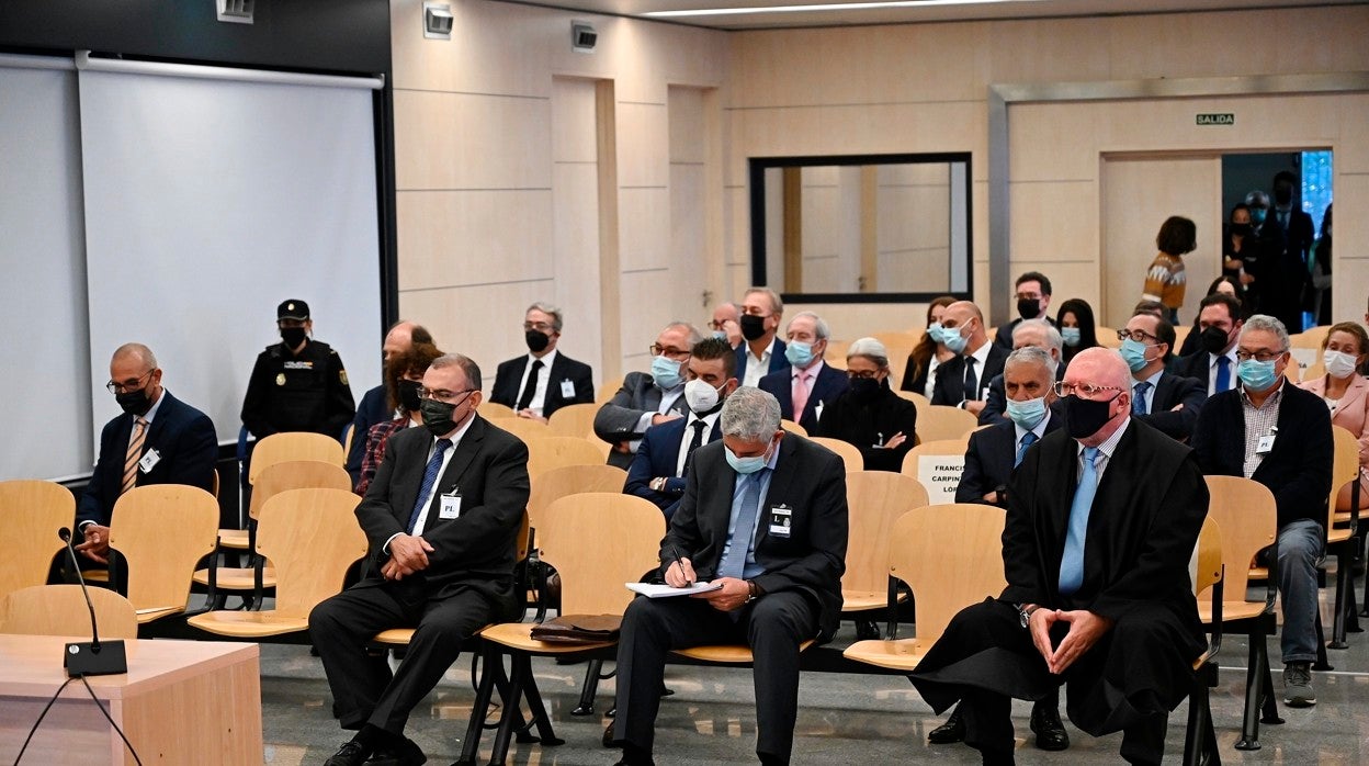 Los acusados, en la primera sesión del juicio. Villarejo, en la imagen el primero a la derecha