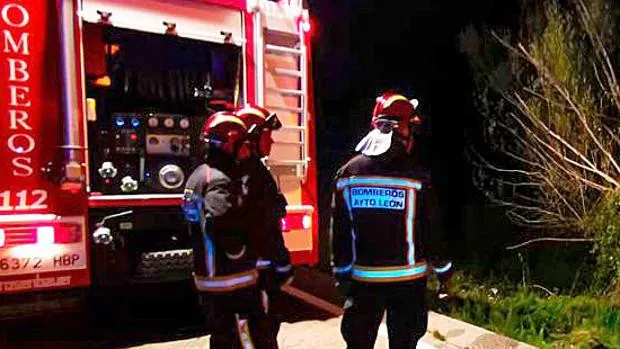 Bomberos de León extinguen el incendio de una vivienda en La Milla del Río, León