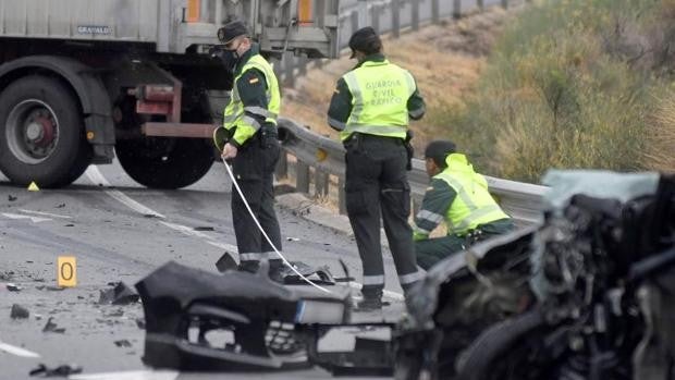 Fallece un camionero tras salirse de la autovía y chocar contra un poste en Tui