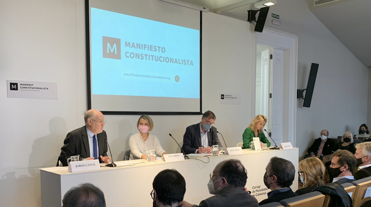 Jordi Canal, Eva Trias, Joan López Alegre y Paula Añó, de izquierda a derecha, hoy, durante la presentación del Manifiesto constitucionalista