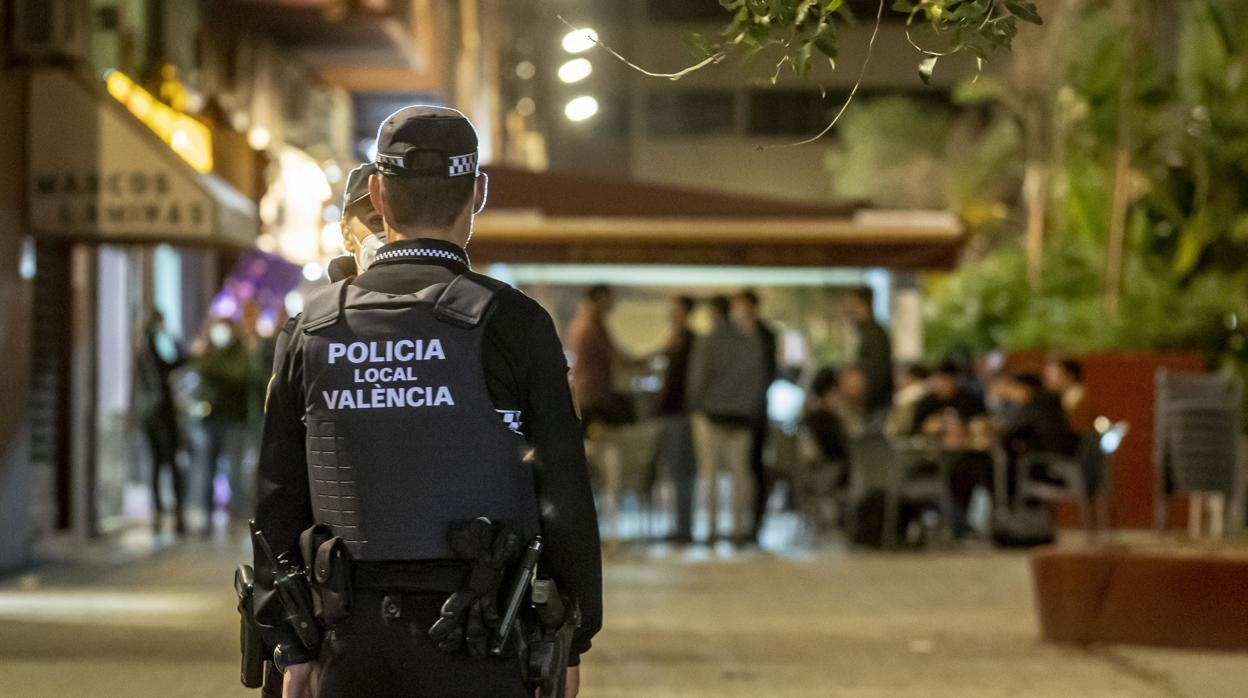 Imagen de archivo de dos agentes de la Policía Local de Valencia