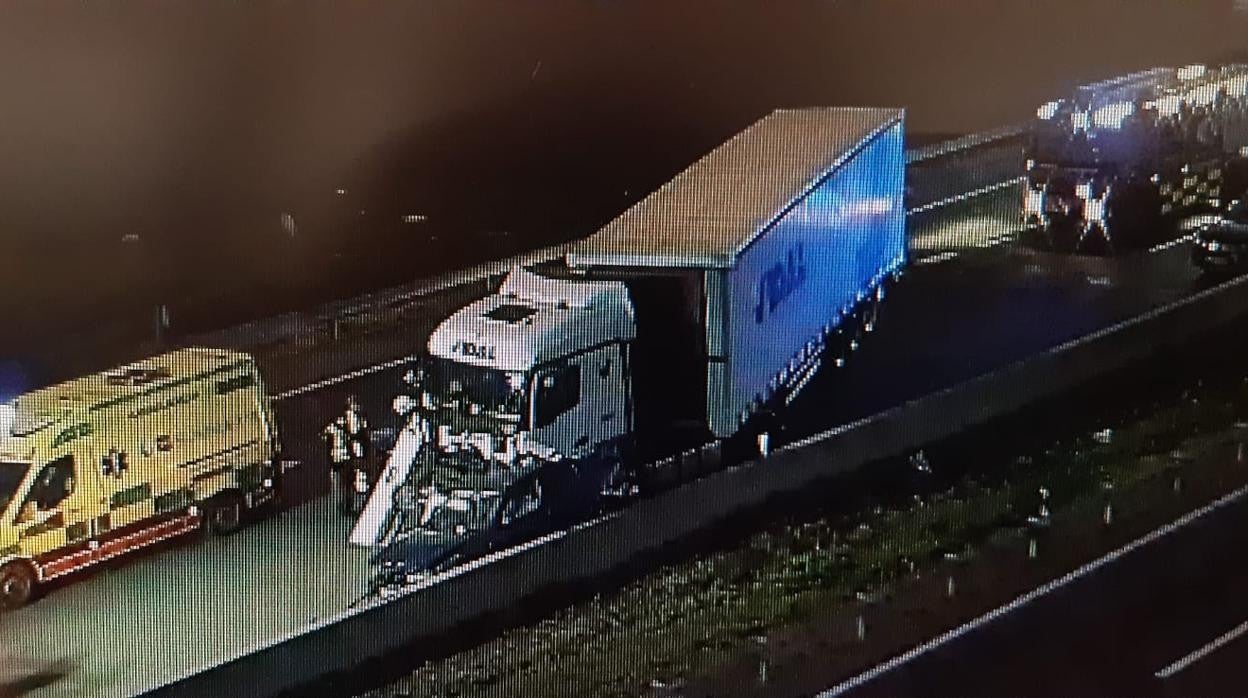 Un coche y un camión colisionan en la A-3