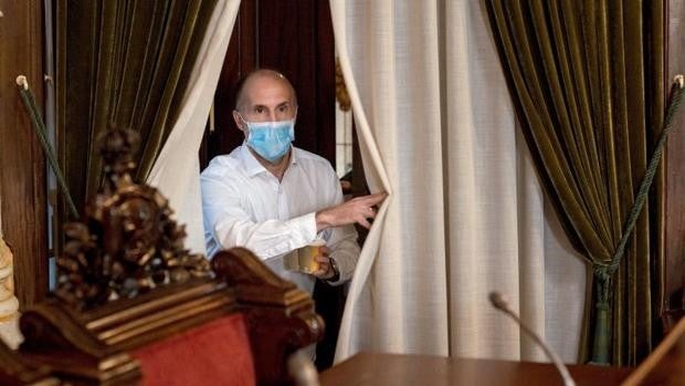 Los críticos quieren que Jácome renuncie a su sueldo por «incompatibilidad»