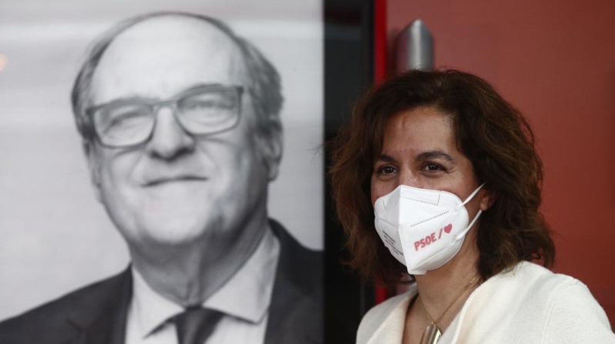 Irene Lozano junto a una fotografía de Ángel Gabilondo