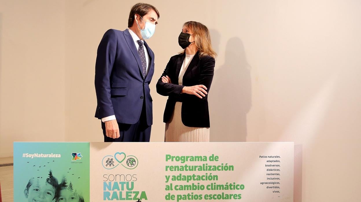 El consejero de Fomento y Medio Ambiente, Juan Carlos Suárez-Quiñones, y la consejera de Educación, Rocío Lucas, presentan el Proyecto de Renaturalización de los patios de colegios