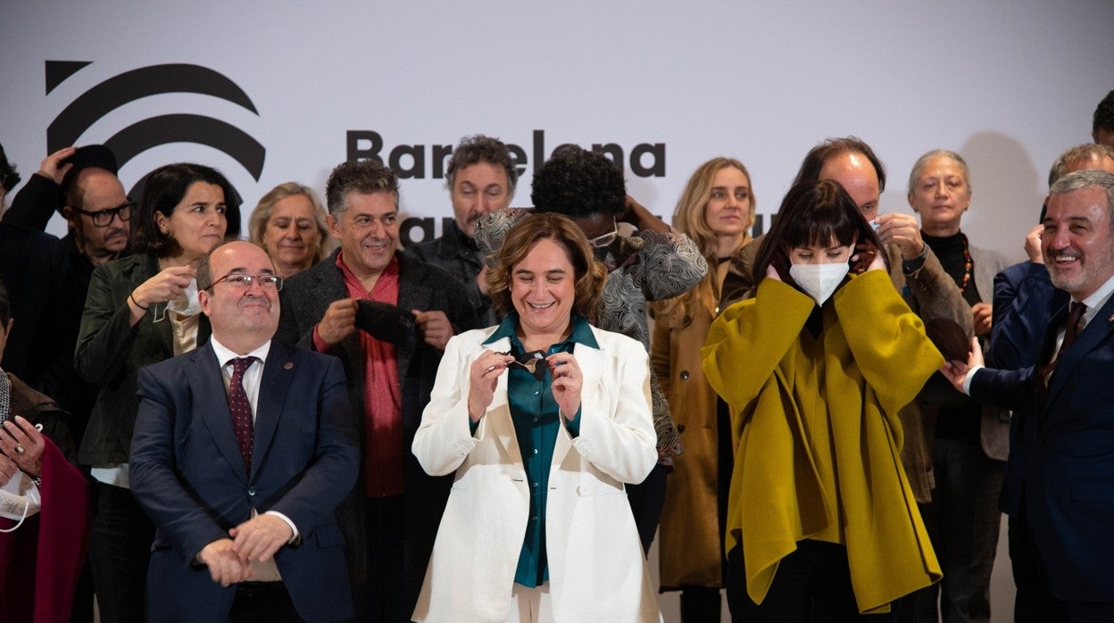 Iceta, Colau y Morant, durante la firma del convenio en Barcelona