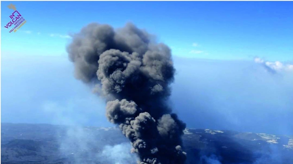 Columna eruptiva de lava, gases y ceniza en la mañana de hoy