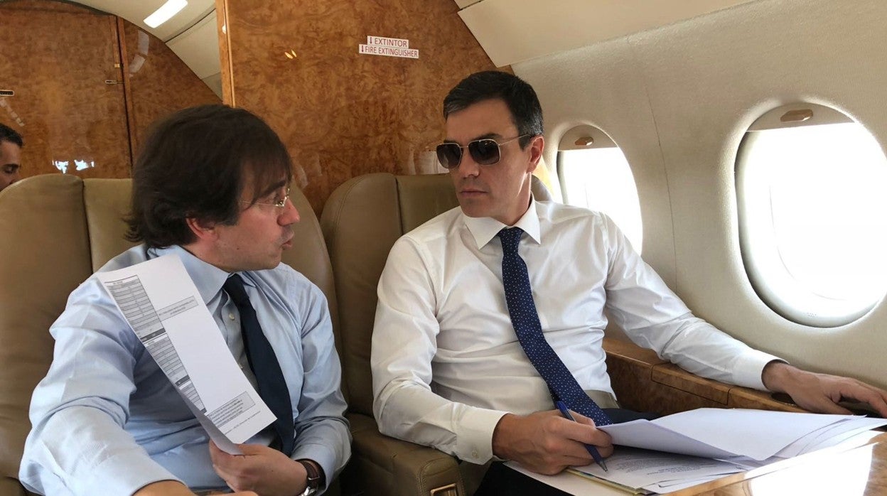 Pedro Sánchez, en el Falcon junto al actual ministro de Asuntos Exteriores, José Manuel Albares