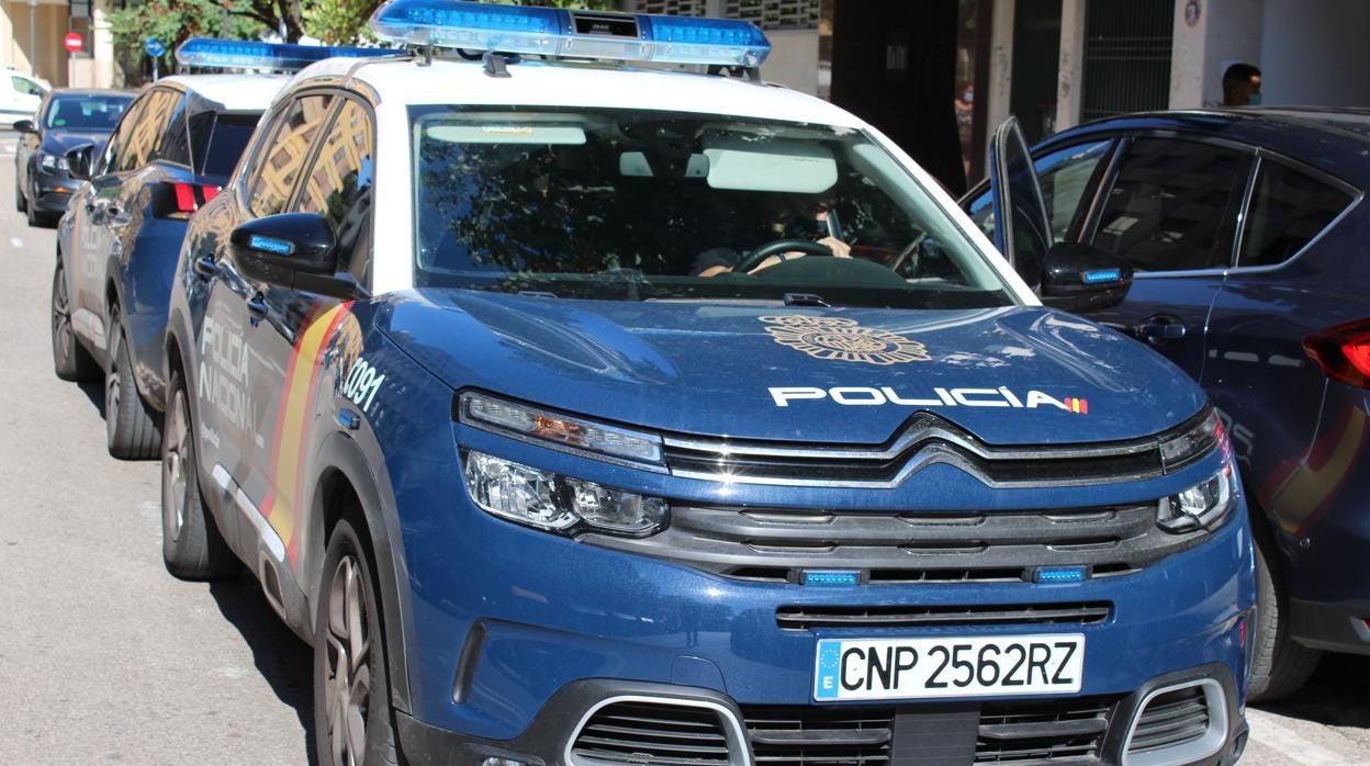 Imagen de archivo de un coche patrulla de la Policía Nacional en Valencia