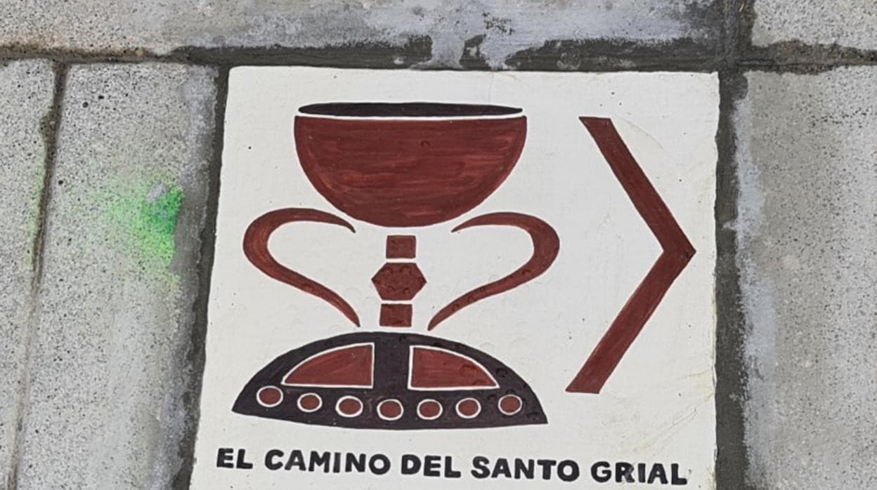 La primera baldosa de señalización del Camino del Santo Grial se instala en el pueblo más pequeño de España