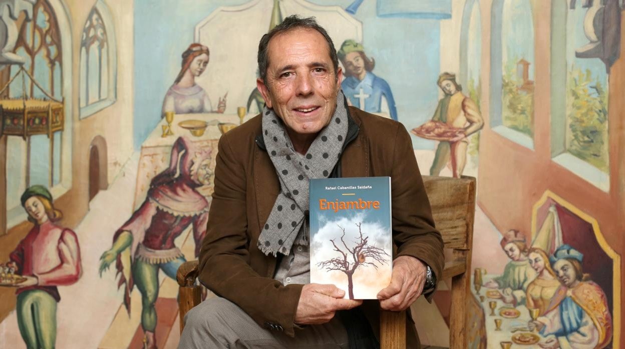 Rafael Cabanillas, con su nueva novela, 'Enjambre', en las manos