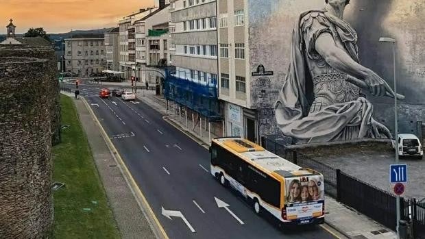 Auxilian a un anciano de 89 años que esperaba un bus de madrugada para no perder su cita para vacunarse