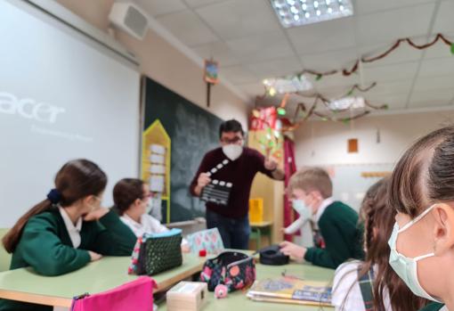 Imagen del profesor Francesc Nogales junto a sus alumnos en su colegio ubicado en Valencia