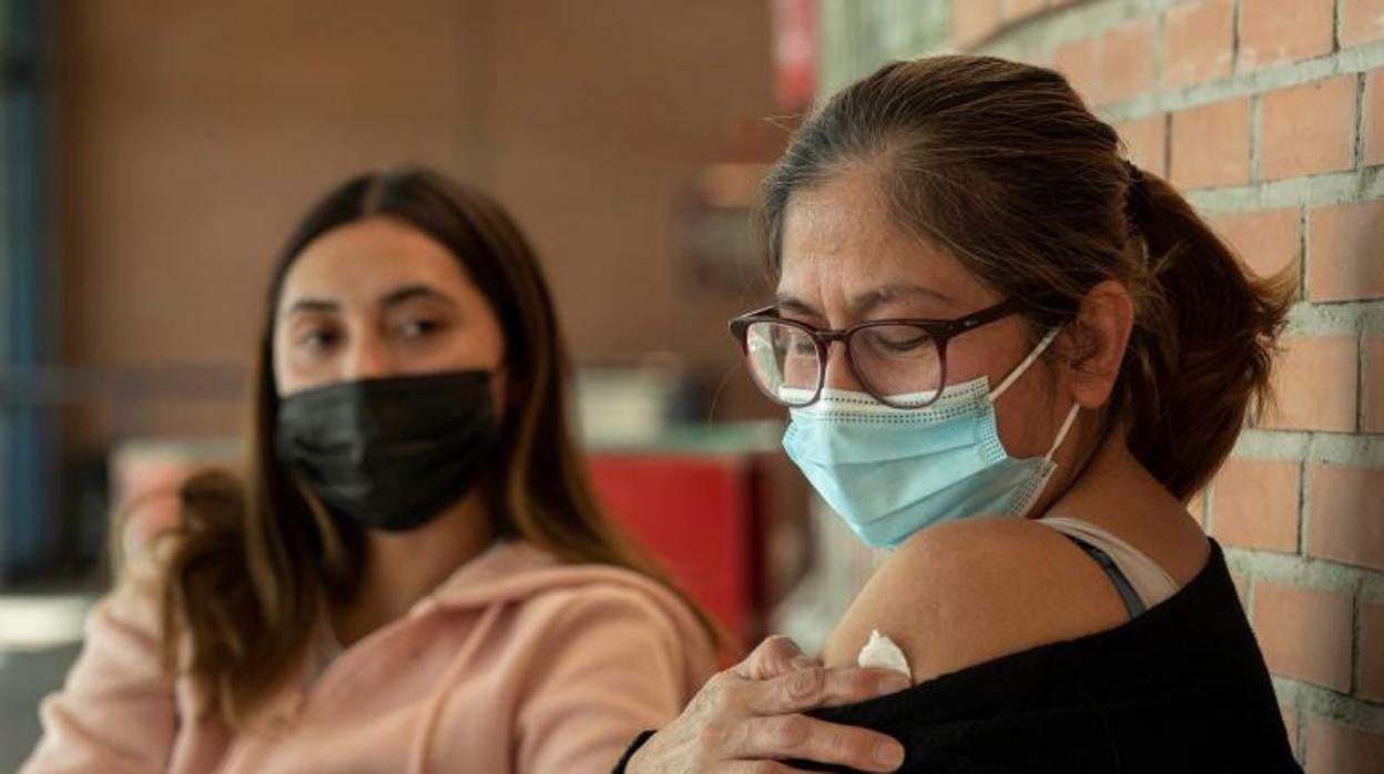 Mujer tras recibir la vacuna contra el Covid