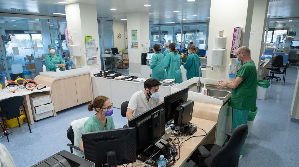 Sanitarios en el hospital vigués Álvaro Cunqueiro