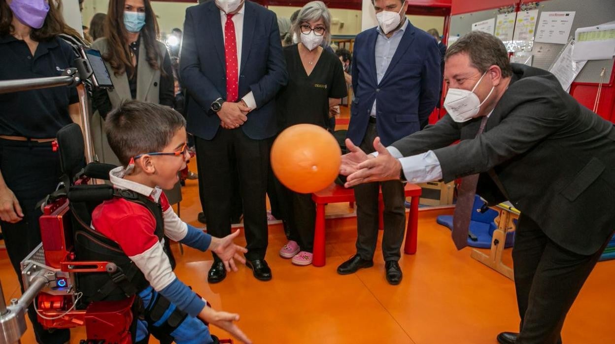 El presidente Page con Pedro Galo, un niño con parálisis cerebral