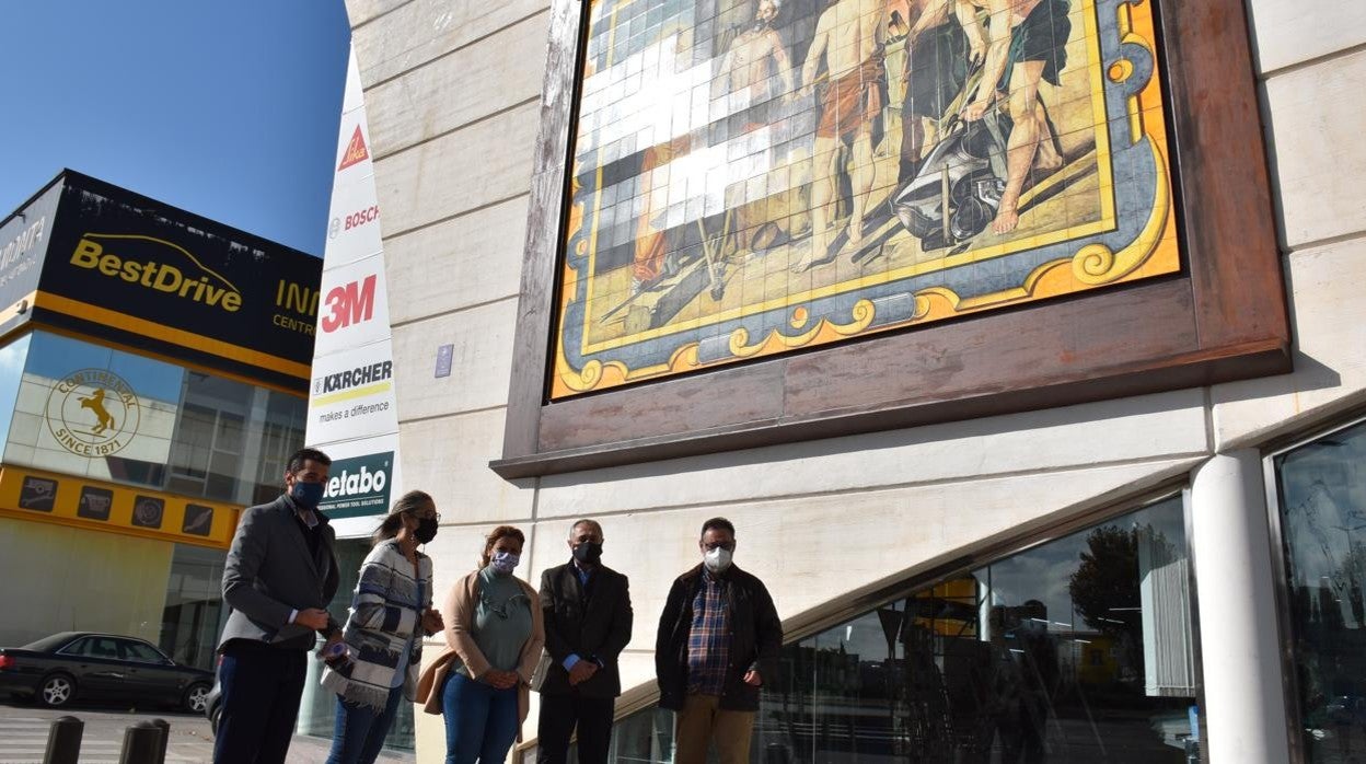 La alcaldesa de Talavera, Tita García Élez, este viernes en la inauguración del mural de cerámica en la ferretería de Pedro Durán