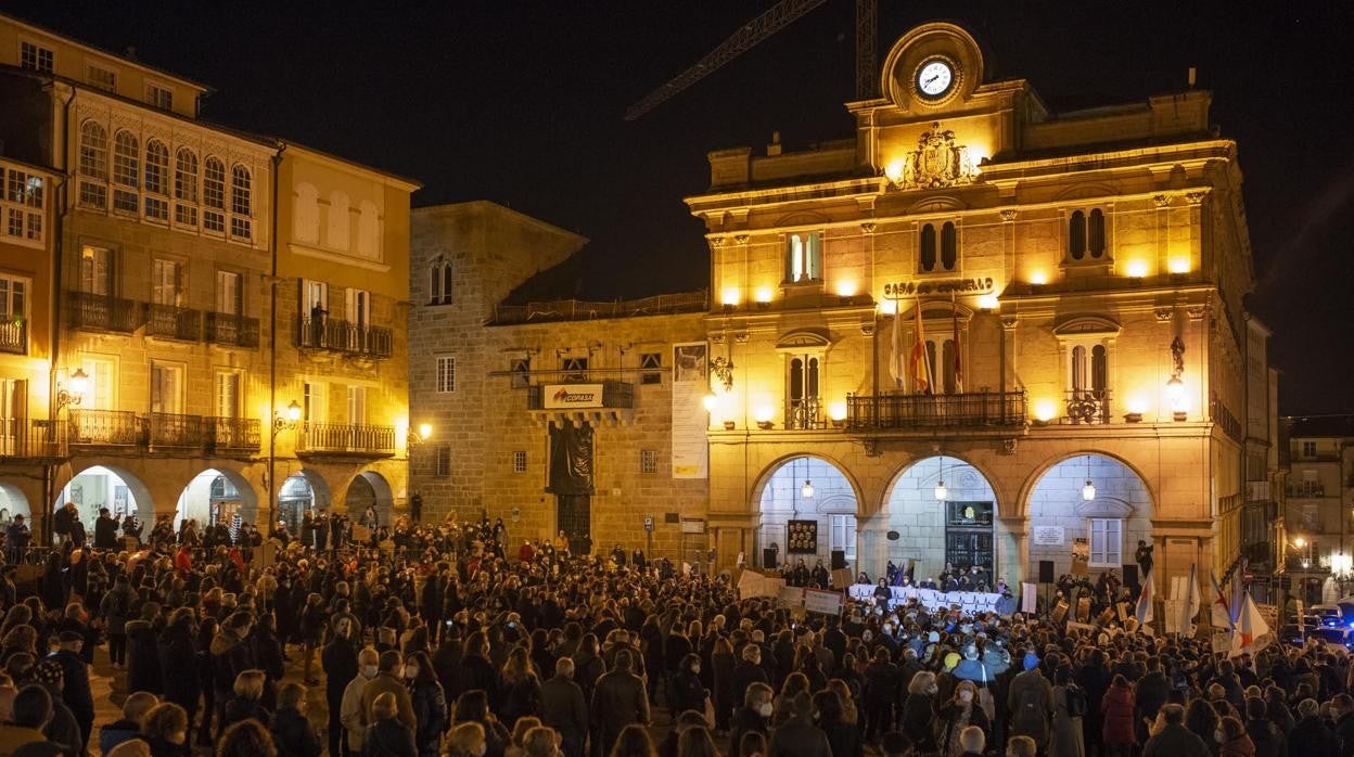 Un momento de la protesta que tuvo lugar este jueves en Orense