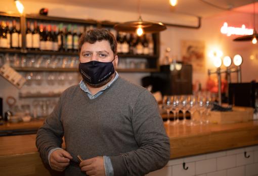 Sergio Sayabera posa en la barra de su vinoteca La Vicenta