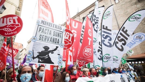 Cientos de funcionarios de Justicia exigen a Llop en las calles que «dé la cara» y cumpla con la subida salarial