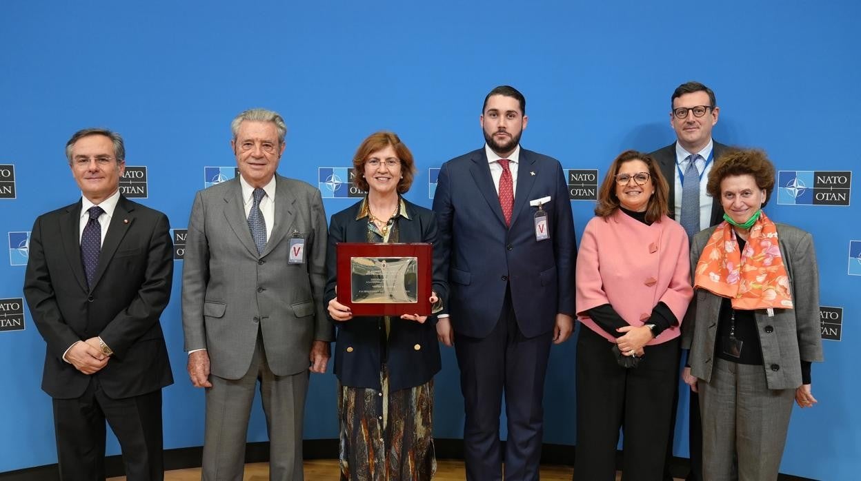 El Duque de Sevilla hizo entrega del Premio a la OTAN a Carmen Romero