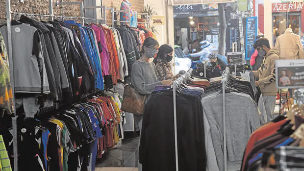 El 'boom' de la ropa de segunda mano en Madrid: «Aunque sea por 'postureo',  también se cuida el medio ambiente»